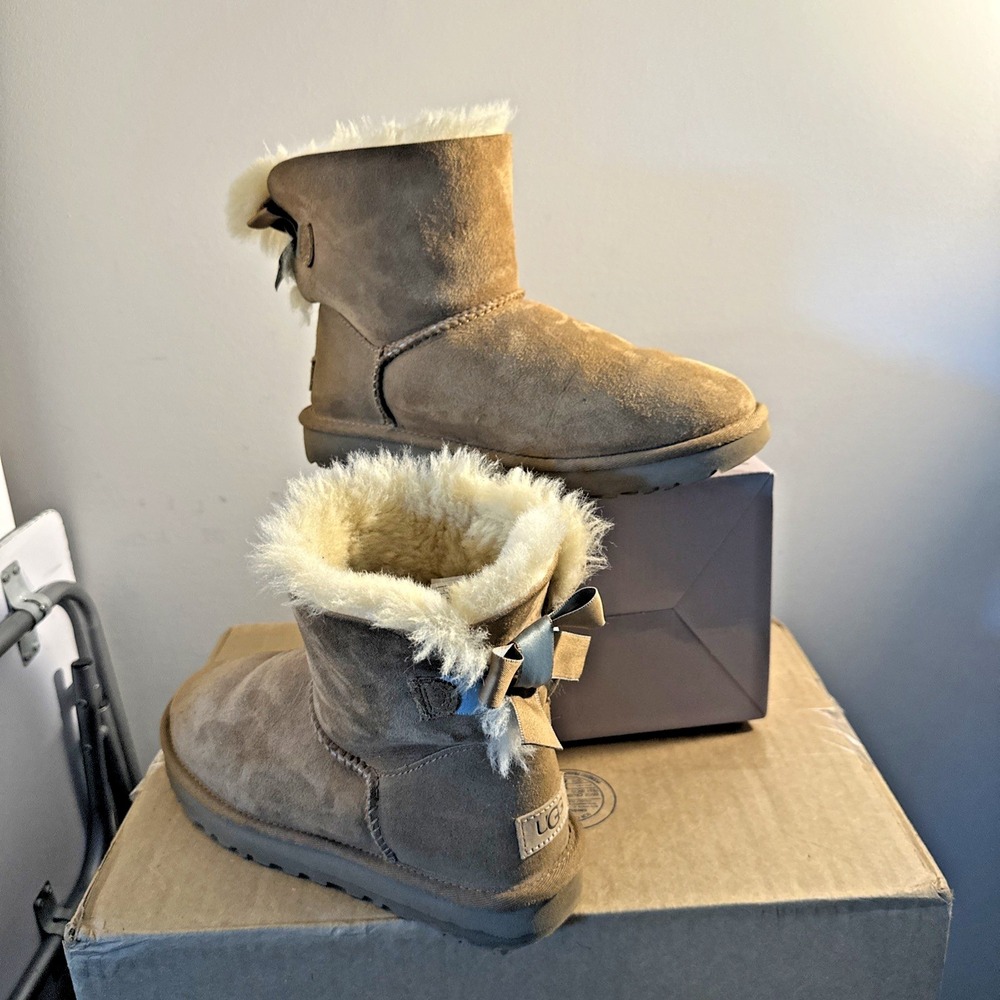 UGG Women Size EU 38/US 7 Classic Mini Bailey Bow II Shimmer Chestnut Boots